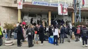 Studenti krenuli iz Novog Pazara ka Nišu (VIDEO)