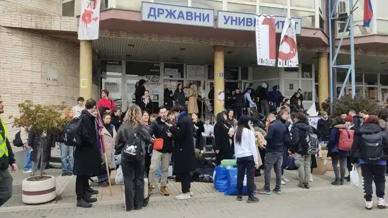 Studenti krenuli iz Novog Pazara ka Nišu (VIDEO)
