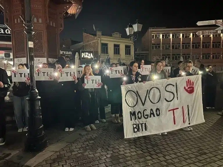 Paljenjem sveća i El-Fatihom studenti i građani odali počast žrtvama