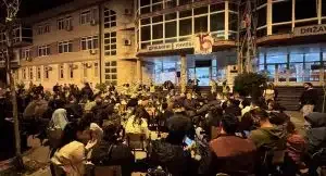 Građani se okupili ispred DUNP-a i prate prenos skupa iz Beograda (VIDEO)