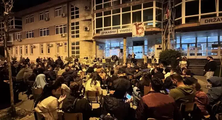 Građani se okupili ispred DUNP-a i prate prenos skupa iz Beograda (VIDEO)