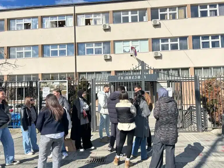 Skup gimnazijalaca večeras za vreme vanrednog roditeljskog sastanka (VIDEO)