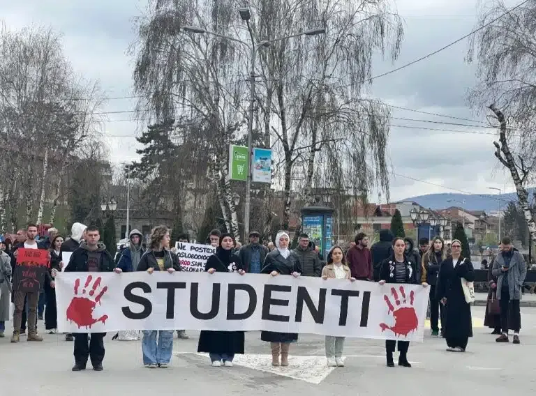 Studenti DUNP-a odali 17-minutnu počast ispred opštine