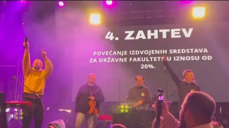 Protest u Novom Pazaru završen pesmom „Vatra u mraku“(VIDEO)