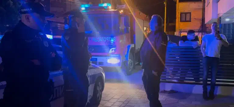Požar u ulici Srđana Stojovića: Evakuisani stanari, starija žena prebačena u bolnicu (VIDEO)
