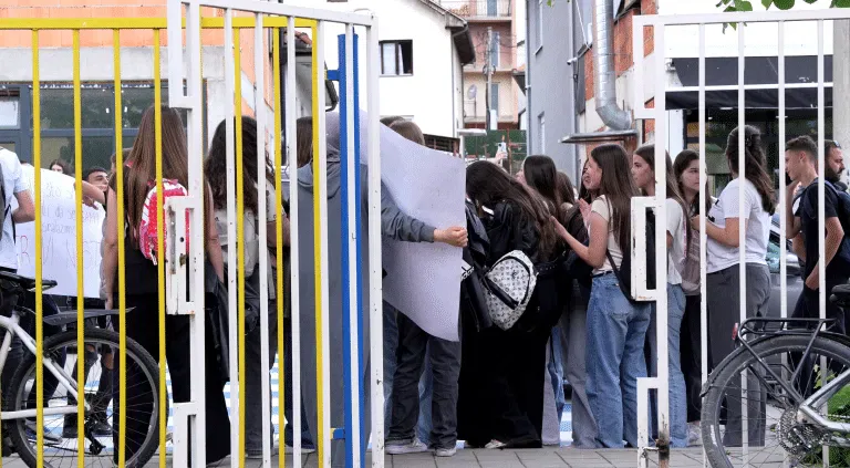 Roditelji ogorčeni: Otkazana proslava male mature u OŠ „Vuk Karadžić“ (VIDEO)