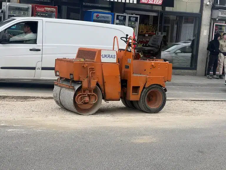 Uklonjeno saobraćajno ostrvo u naselju Parice: Građani negodovali, rešenje se još traži (VIDEO)