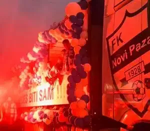 Spektakularan doček fudbalera Novog Pazara nakon istorijskog plasmana u Ligu konferencija (VIDEO)