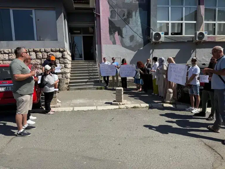 Skupština grada uz zvižduke i skandiranje “Ostavke” (VIDEO)