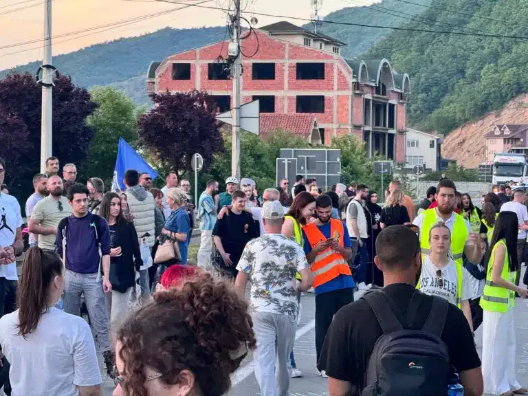 Studenti blokirali Banjsku petlju – Saobraćaj obustavljen do 21 čas (VIDEO)