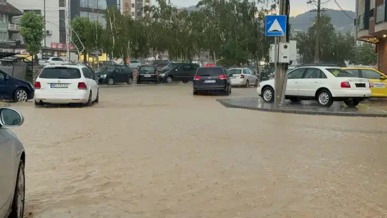Obilne padavine izazvale poplave u više ulica Novog Pazara (VIDEO)