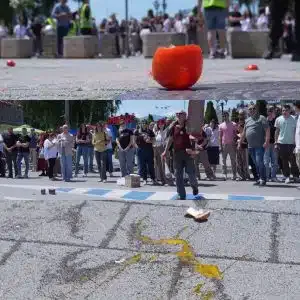 Studenti i građani gađali jajima Gradsku upravu, zahtevaju hitan raskid ugovora sa Informerom (VIDEO)