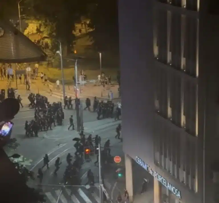 Žandarmerija potiskuje demonstrante na uglu Resavske i Bulevara Kralja Aleksandra – građani uzvikuju sa balkona: „Nećemo vam oprostiti decu!“ (VIDEO)
