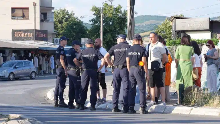 Napeta situacija na više lokacija: Građani blokirali saobraćaj, policija stegla obruč oko njih (VIDEO)