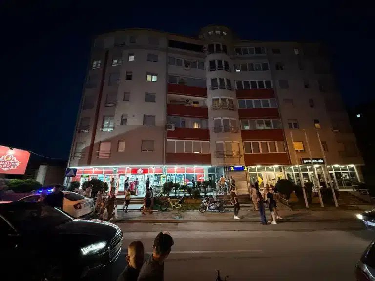 Dete palo sa petog sprata zgrade u centru Novog Pazara (VIDEO)