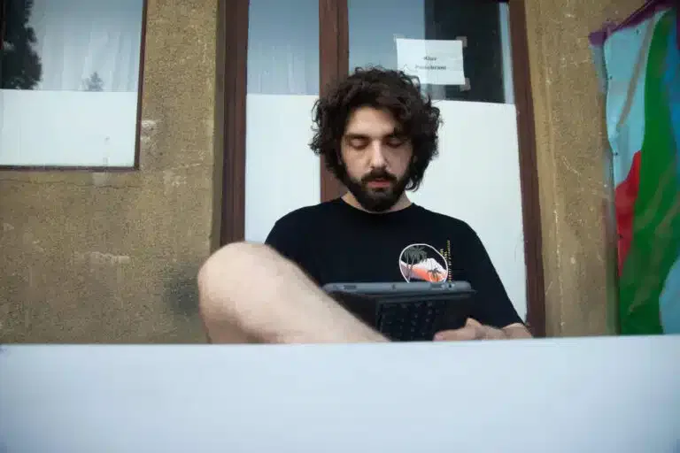 Kako Novopazarac crta ono što mnogi ne smeju da kažu – karikaturom protiv apsurda svakodnevice (VIDEO)