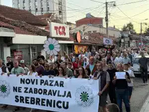 Novi Pazar večeras ćutao za Srebrenicu: 18 minuta tišine u znak sećanja na žrtve genocida (VIDEO)