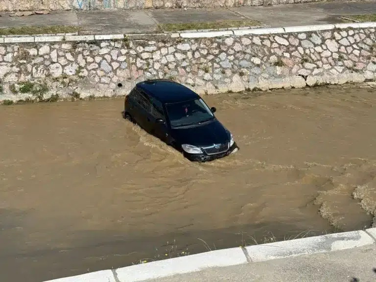 Vozilo sletelo u reku Rašku: uzrok nezgode nepoznat (VIDEO)