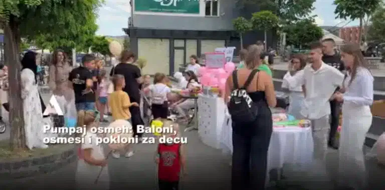 Akcija „Pumpaj osmeh“ obradovala mališane i prolaznike u centru Novog Pazara (VIDEO)