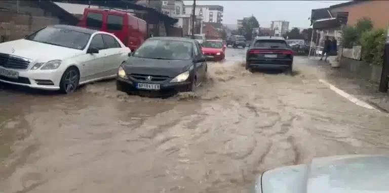 Kiša izazvala poplave i izlivanje kanalizacione vode na ulicama Novog Pazara (VIDEO)