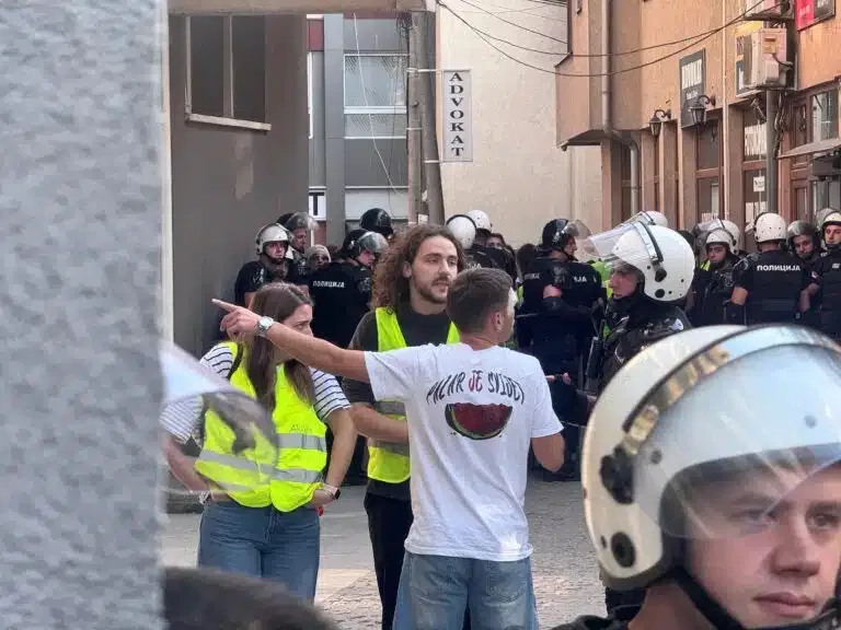 Incident ispred zgrade suda u Novom Pazaru između studenata i policije (VIDEO)