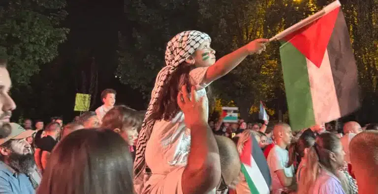 Novi Pazar glasno za Gazu: Mirna protestna šetnja „Pot-Banging for Gaza“ ispred murala podrške