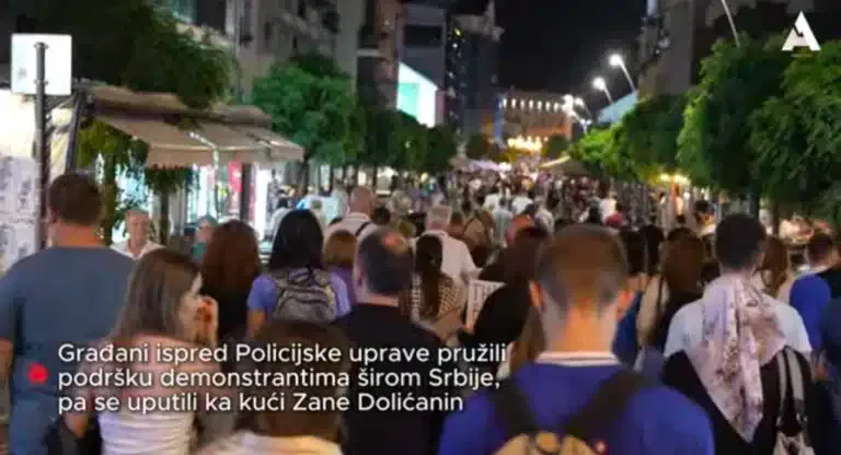 Građani Novog Pazara pružili podršku demonstrantima širom Srbije, protestna šetnja završena ispred DUNP-a (VIDEO)