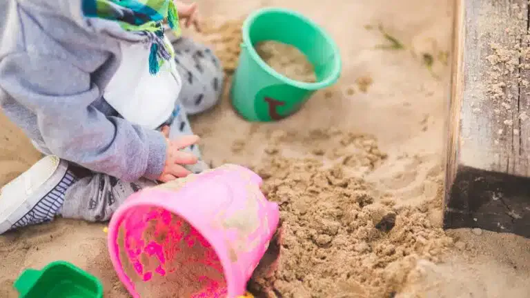 Zašto se deca sve manje igraju? Igra nije luksuz, već razvojna potreba