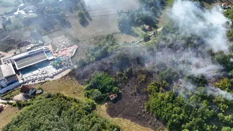 Požar se širi naseljem Rajčinoviće, sve ekipe su na terenu (VIDEO)