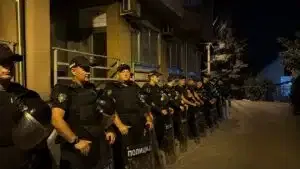 Veliki broj policajaca večeras ispred prostorija SNS-a u Novom Pazaru (VIDEO)