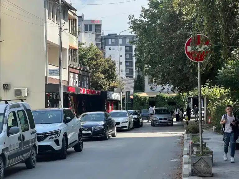 Novi režim saobraćaja u ulici Mehmeda Alibašića i uređen trotoar za bezbednije kretanje