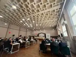 Skupštinsko zasedanje u Novom Pazaru: malo unutra, malo napolje (VIDEO)