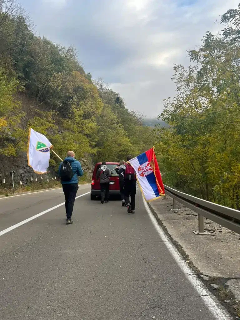 Druga grupa studenata koja pešači ka Novom Sadu večeras stigla u Kraljevo (VIDEO)