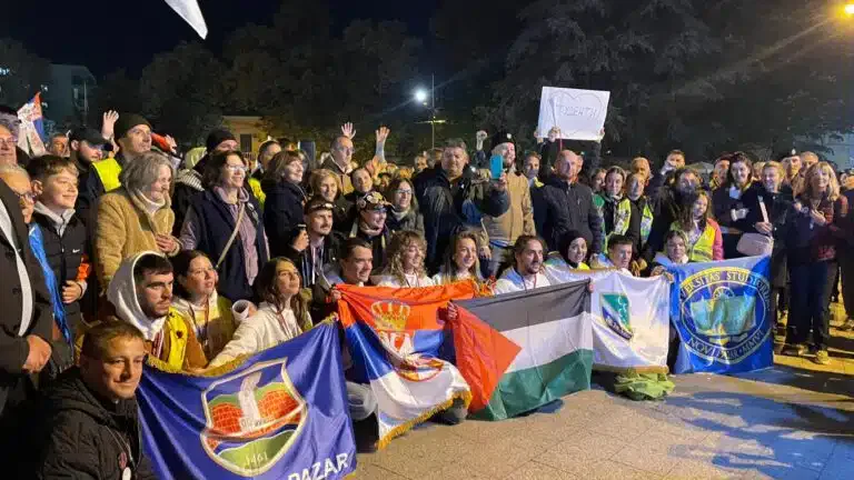 Građani Kraljeva dočekali studente DUNP-a u gradu, studenti DUNP-a dočekani u Kraljevu (VIDEO)