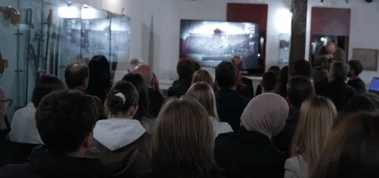 Nagrađivana autorka Milica Popović predstavila film „Ljubavni par iz Sarkofaga“ u Muzeju „Ras” (VIDEO)