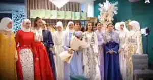 Moda može i bez šliceva i dekoltea, dizajnerka iz Novog Pazara skromnošću osvaja svet (VIDEO)