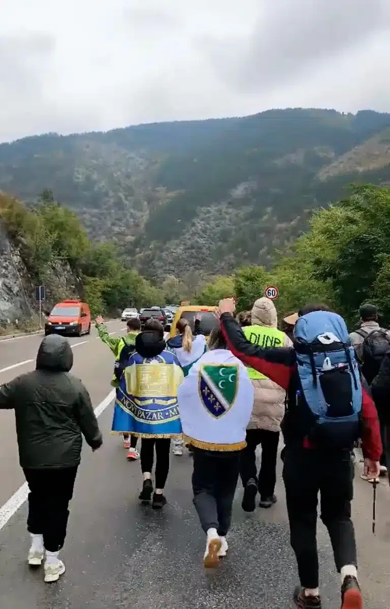 Studenti DUNP-a treći dan pešače ka Magliču (VIDEO)