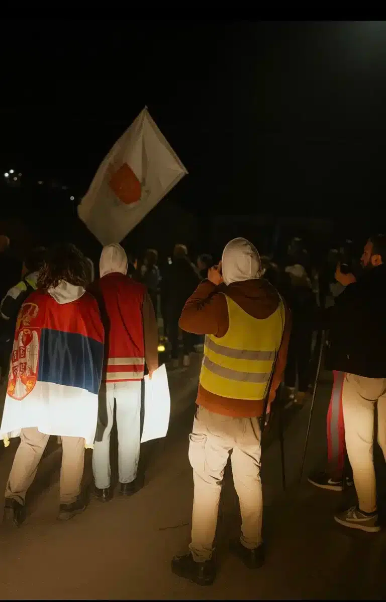 Studentima iz Novog Pazara pridružili su se građani do centra Kraljeva (VIDEO)