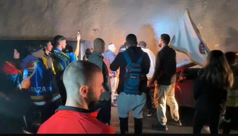 Policija pretresa studente koji pešače ka Kosjeriću (VIDEO)