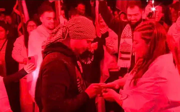 Studenti DUNP-a se verili na Mostu slobode u Novom Sadu (VIDEO)