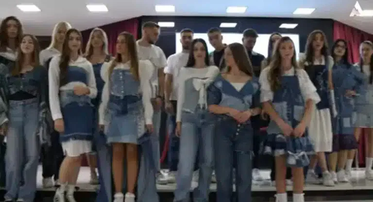 Umesto na deponiji, stari džins završio na modnoj reviji (VIDEO)