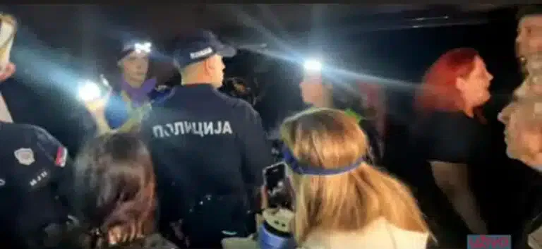 Policija zaplenila teleskopsku palicu i biber sprej iz vozila koje je pratilo studente iz Novog Pazara