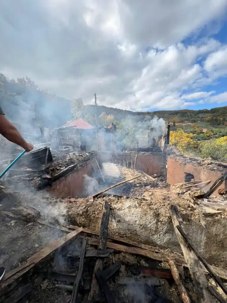 Dvoje starijih povređeno u požaru u Novom Pazaru, spas pronašli skočivši kroz prozor (VIDEO)