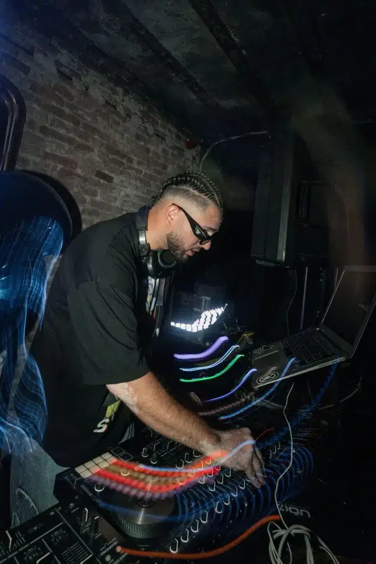 DJ iz Novog Pazara spojio nespojivo: hip-hop, trep i folklor, pa krenuo da osvaja muzičko tržište (VIDEO)