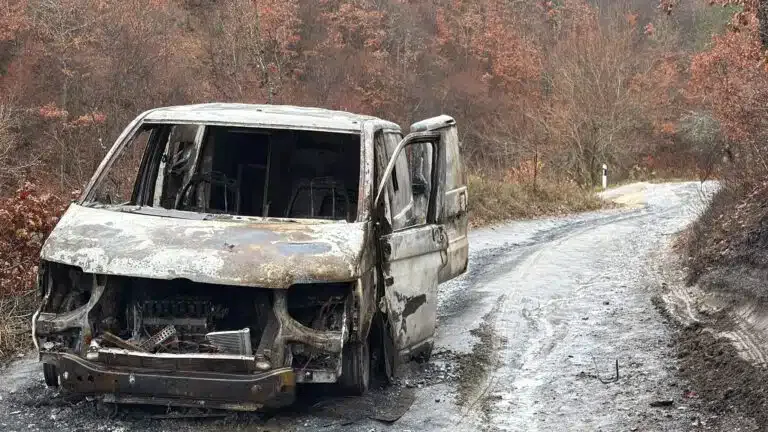 Nakon pljačke 2 miliona eura zapalio kombi u selu između Raške i Novog Pazara (VIDEO)