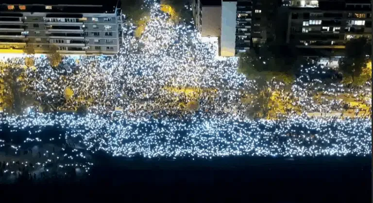 Završen komemorativni skup u Novom Sadu: Lampioni u znak sećanja i poruka „Vidimo se sutra” (VIDEO)