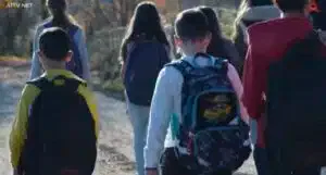 Zbog pokvarenog kombija deca kilometrima pešače do škole, na putu sreću i vukove (VIDEO)