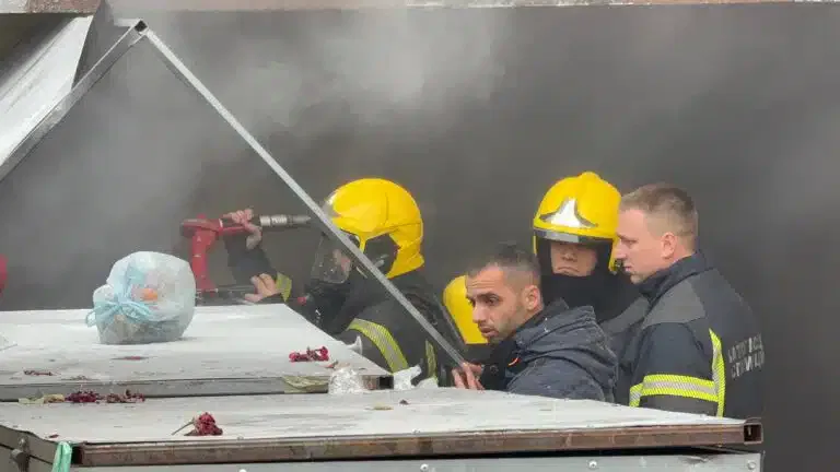 Zapalio se kontejner u Novom Pazaru, požar brzo lokalizovan (VIDEO)