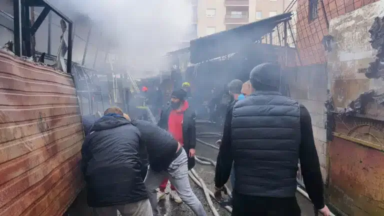 Veliki požar u centru Novom Pazaru, nema povređenih (VIDEO)
