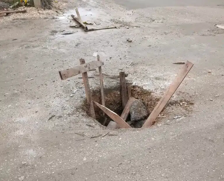 Novopazarka upala u rupu na putu do škole (VIDEO)